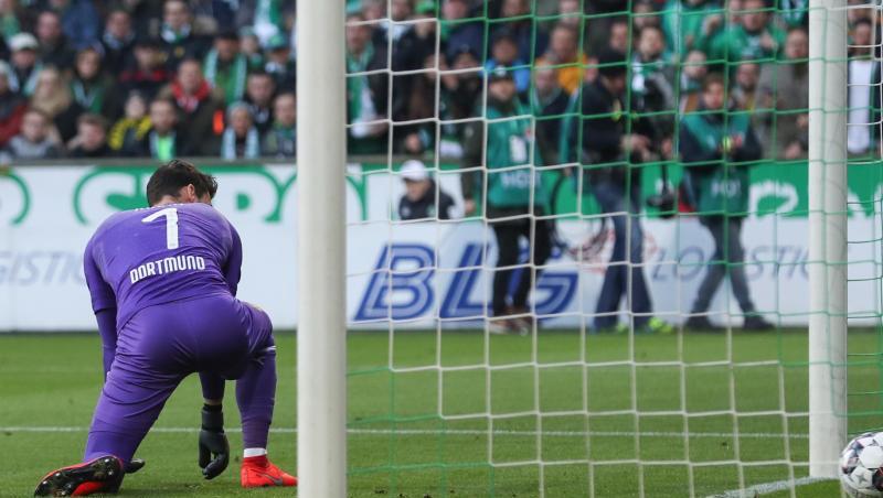 Dortmunds Torwart Roman Bürki kassiert den Treffer zum 1:2-Anschluss. Dortmunds Torwart Roman Bürki kassiert den Treffer zum 1:2-Anschluss.