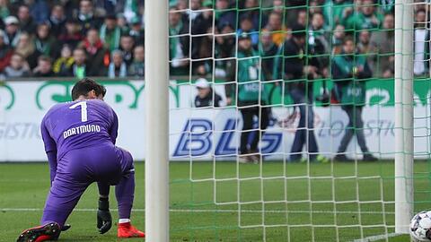 Dortmunds Torwart Roman Bürki kassiert den Treffer zum 1:2-Anschluss.