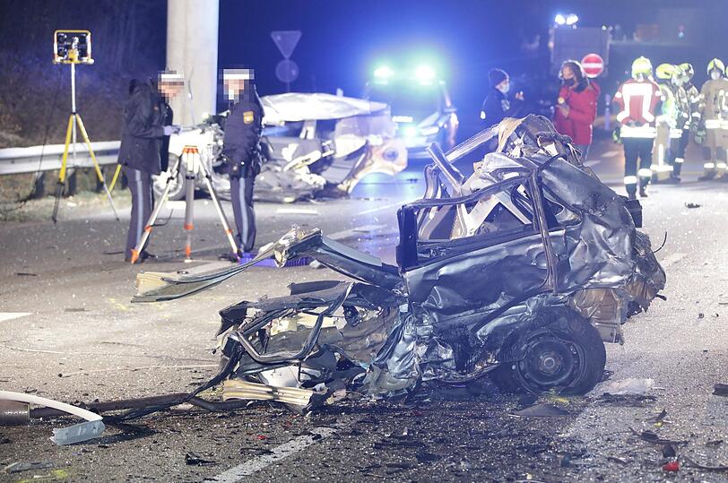 Bilder vom Unfallort in Altötting: Bei dem Crash wurde der Polo in zwei Teile gerissen, der Kleintransporter wurde schwer beschädigt.