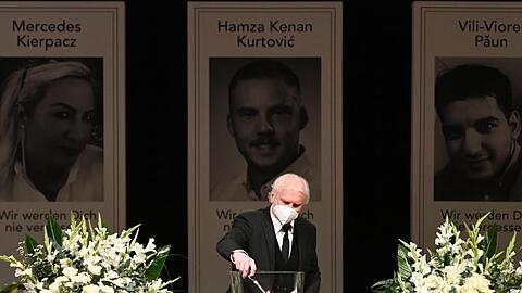 Rudi Völler, ehemaliger deutscher Fußballspieler und Ehrenbürger der Stadt Hanau, entzündet während der Gedenkfeier für die Opfer von Hanau im Congress-Park-Hanau die Gedenkkerze.