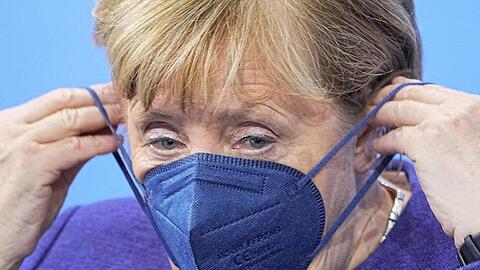 Die geschäftsführende Kanzlerin Angela Merkel (CDU) hält angesichts der dramatischen Entwicklung bei den Corona-Infektionen die aktuellen Maßnahmen nicht für ausreichend.