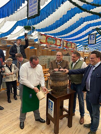 Clemen Baumgärtner (li.) probt den Fassanstich. Am Freitag wird ihn Ministerpräsident Markus Söder bei der Eröffnung des Münchner Frühlingsfests unterstützen.
