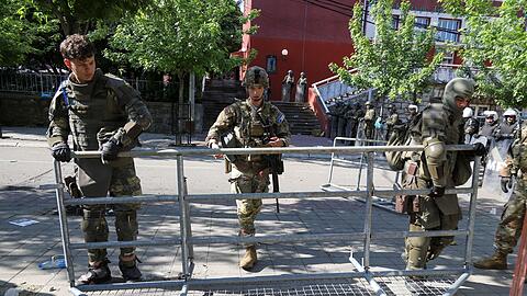 KFOR-Soldaten errichten einen Sicherheitszaun nach den gestrigen Zusammenstößen zwischen ethnischen Serben und Truppen der NATO-geführten KFOR-Friedenstruppe.