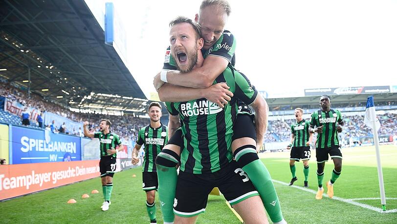 Hannovers Cedric Teuchert und Havard Nielsen bejubeln Teucherts Tor zum 2:1-Sieg bei Hansa Rostock.
