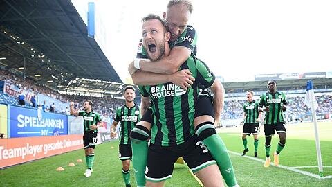 Hannovers Cedric Teuchert und Havard Nielsen bejubeln Teucherts Tor zum 2:1-Sieg bei Hansa Rostock.