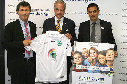 &bdquo;Es geht um die Kinder&ldquo;: Fürths Präsident Helmut Hack, KQV-Boss Peter M. Endres, Rachid Azzouzi (von links) mit dem Benefiz-Trikot.