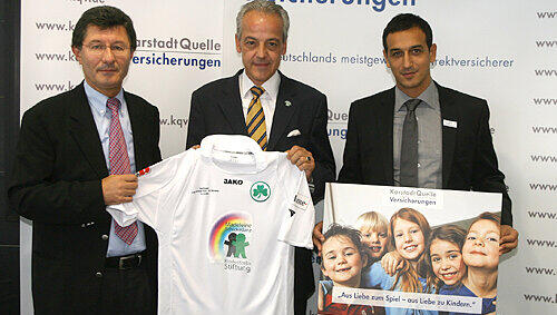 „Es geht um die Kinder“: Fürths Präsident Helmut Hack, KQV-Boss Peter M. Endres, Rachid Azzouzi (von links) mit dem Benefiz-Trikot. „Es geht um die Kinder“: Fürths Präsident Helmut Hack, KQV-Boss Peter M. Endres, Rachid Azzouzi (von links) mit dem Benefiz-Trikot.