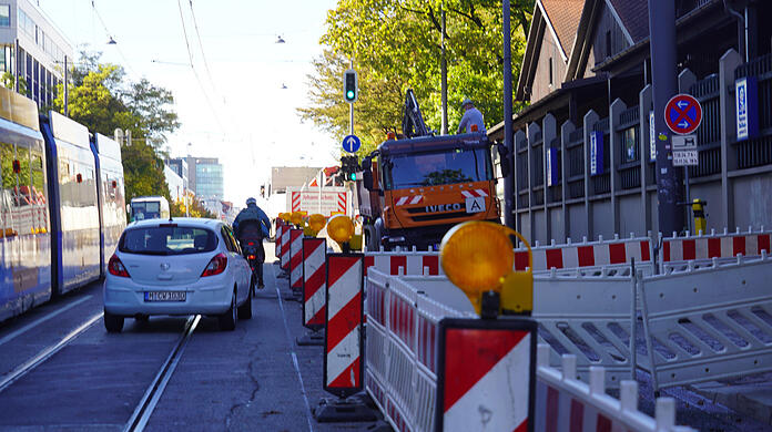 Hier wird an der Arnulfstraße der neue Radweg gebaut, 20 Parkplätze werden dafür entfernt.