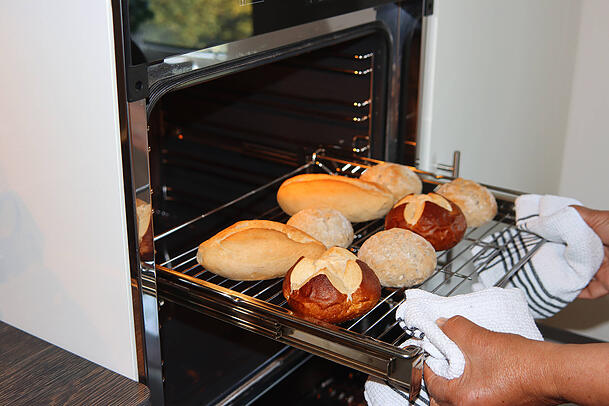 Natürlich kann man Aufbackbrötchen im Ofen erhitzen, doch wenn man eine Heißluftfritteuse besitzt, spricht vieles dafür, die Brötchen darin zu erwärmen.