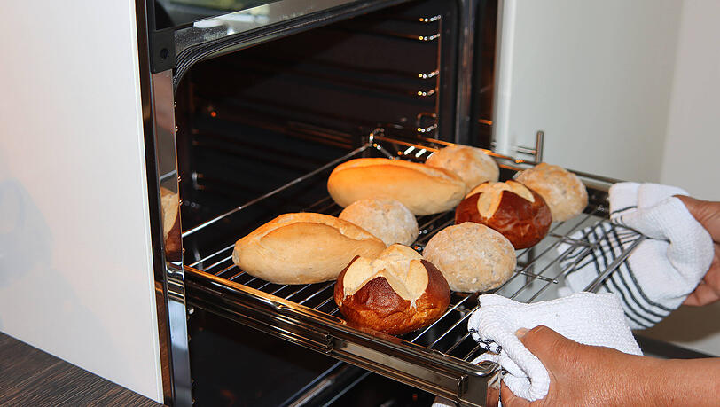 Natürlich kann man Aufbackbrötchen im Ofen erhitzen, doch wenn man eine Heißluftfritteuse besitzt, spricht vieles dafür, die Brötchen darin zu erwärmen. Natürlich kann man Aufbackbrötchen im Ofen erhitzen, doch wenn man eine Heißluftfritteuse besitzt, spricht vieles dafür, die Brötchen darin zu erwärmen.