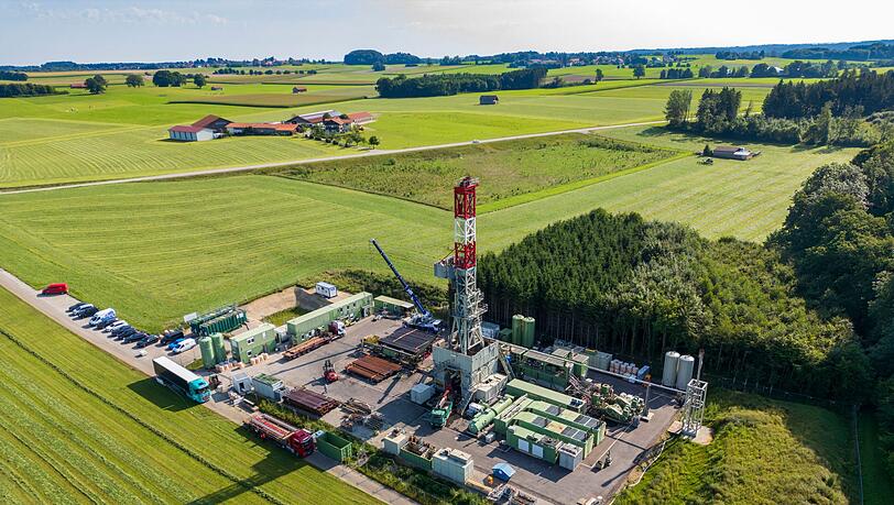 Von der Gemeinde Reichling einmal die Straße runter steht der etwa 40 Meter hohe Bohrturm.