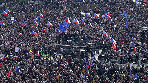 Viele tschechische Fahnen sind zu sehen.