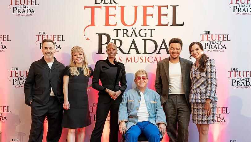 Elton John (Mitte) und Ehemann David Furnish (l.) mit dem deutschen Cast von "Der Teufel trägt Prada - Das Musical": Isabel Waltsgott, Florence Kasumba, Elindo Avastia und Alexandra-Yoana Alexandrova (v.l.n.r.) Elton John (Mitte) und Ehemann David Furnish (l.) mit dem deutschen Cast von "Der Teufel trägt Prada - Das Musical": Isabel Waltsgott, Florence Kasumba, Elindo Avastia und Alexandra-Yoana Alexandrova (v.l.n.r.)