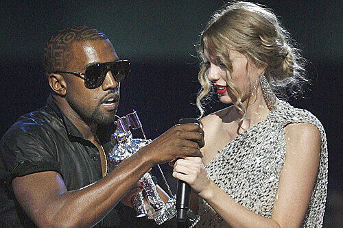 Er riss Sängerin Taylor Swift einfach das Mikrofon aus der Hand: Rapper Kanye West