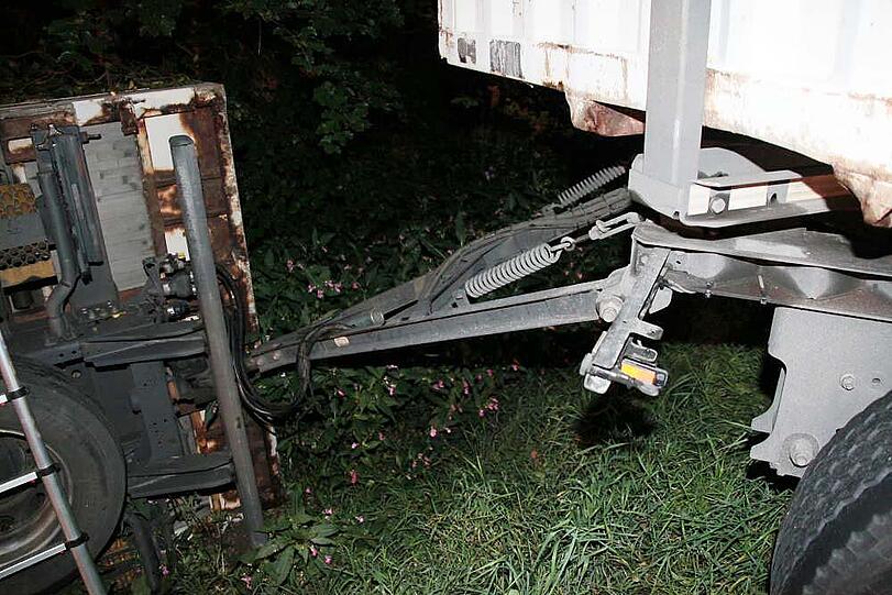 Warum ein aus München kommender Lkw am Montagabend auf der B12 nach rechts umkippt und seinen Fahrer einklemmt, ist nicht bekannt. Der Mann wird in ein Krankenhaus gebracht.