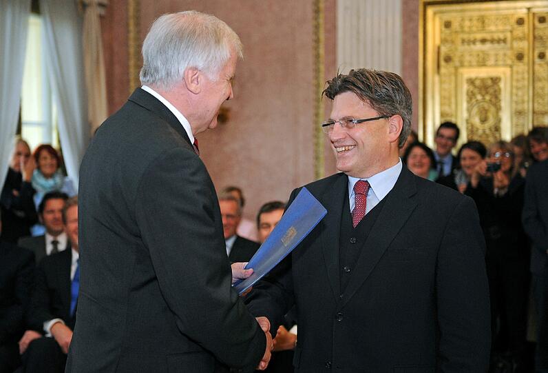 Hier bekommt der neue Justizminister Winfried Bausback seine Ernennungsurkunde.