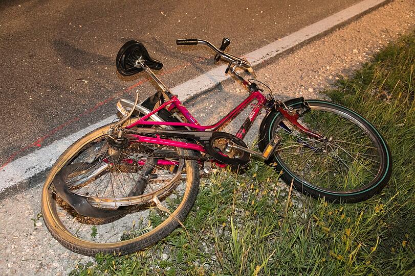 Tödlicher Unfall mit Fahrerflucht. Die Bilder vom Unfallort.