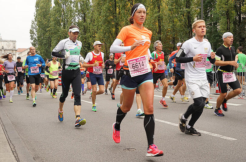 Die Läufer und Läuferinnen des 30. München Marathon am 11.20.2015