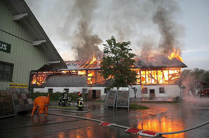 Bilder vom Großeinsatz der Feuerwehr: In Petting stand ein Stall in Vollbrand, etliche Tiere mussten aus dem brennenden Gebäude gerettet werden.