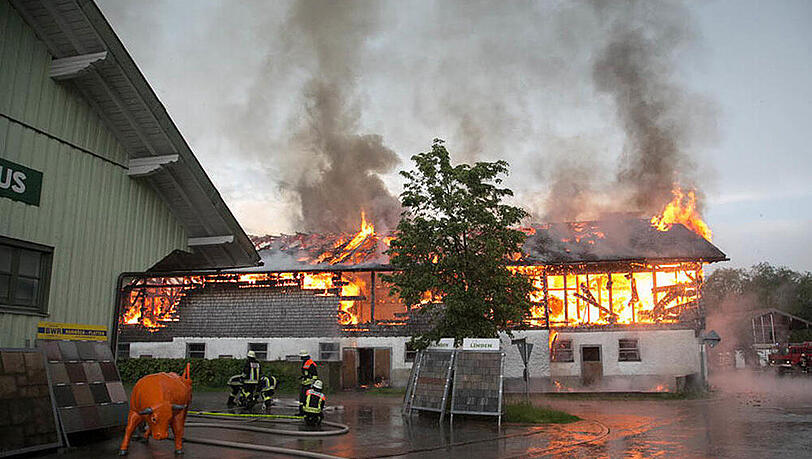 Bilder vom Großeinsatz der Feuerwehr: In Petting stand ein Stall in Vollbrand, etliche Tiere mussten aus dem brennenden Gebäude gerettet werden. Bilder vom Großeinsatz der Feuerwehr: In Petting stand ein Stall in Vollbrand, etliche Tiere mussten aus dem brennenden Gebäude gerettet werden.