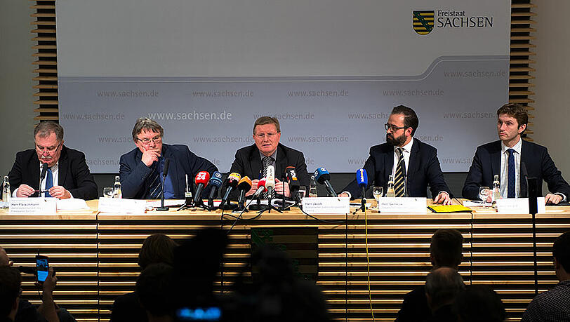 Pressekonferenz zum al-Bakr-Selbstmord: Verantwortungsträger, die keine Verantwortung übernehmen. Pressekonferenz zum al-Bakr-Selbstmord: Verantwortungsträger, die keine Verantwortung übernehmen.
