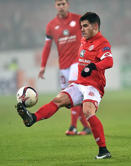 Der Mainzer Jairo Samperio spielt den Pass zu Donati, der das 2:0 erzielte.