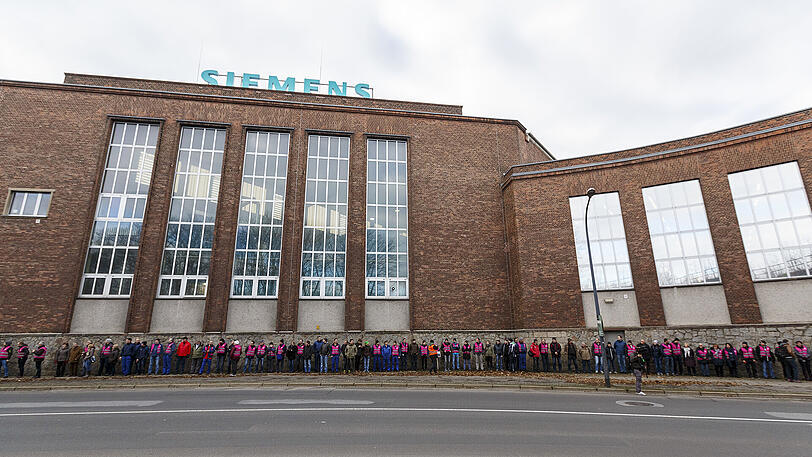 Siemens-Mitarbeiter protestieren in Görlitz bei einer Demonstration gegen die Schließung des Siemens-Werkes und den Stellenabbau beim Schienenfahrzeughersteller Bombardier.