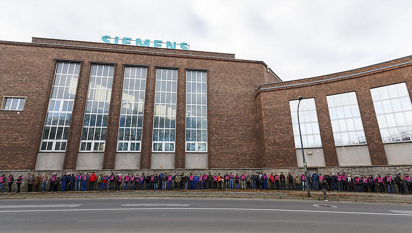 Siemens-Mitarbeiter protestieren in Görlitz bei einer Demonstration gegen die Schließung des Siemens-Werkes und den Stellenabbau beim Schienenfahrzeughersteller Bombardier. Siemens-Mitarbeiter protestieren in Görlitz bei einer Demonstration gegen die Schließung des Siemens-Werkes und den Stellenabbau beim Schienenfahrzeughersteller Bombardier.