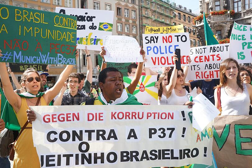 Mehrere Hundert Brasilianer und Brasilianerinnen haben am Marienplatz gegen Zustände in Brasilien demonstriert.