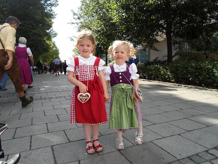 Auch ihre Schwester hat ein Wiesn-Herz...