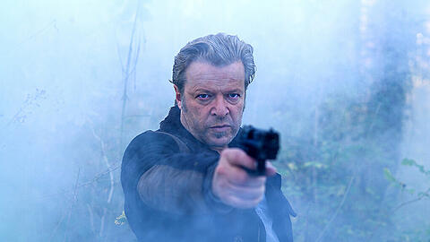 Im Nebel am Konstanzer Bodenseeufer verfolgt Matteo Lüthi (Roland Koch) einen Mann, den er ein paar Jahre zuvor laufen lassen musste - eine Szene aus der «Tatort»-Folge «Winternebel»