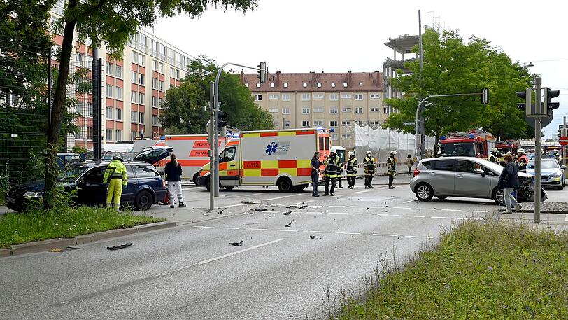 Während der Unfallaufnahme wurde eine Fahrspur stadtauswärts für den Verkehr freigegeben.