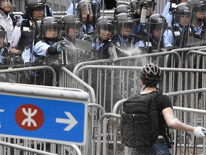 Es regnet Pfefferspray: Die Hongkonger Polizei geht gegen einen Demonstranten vor.