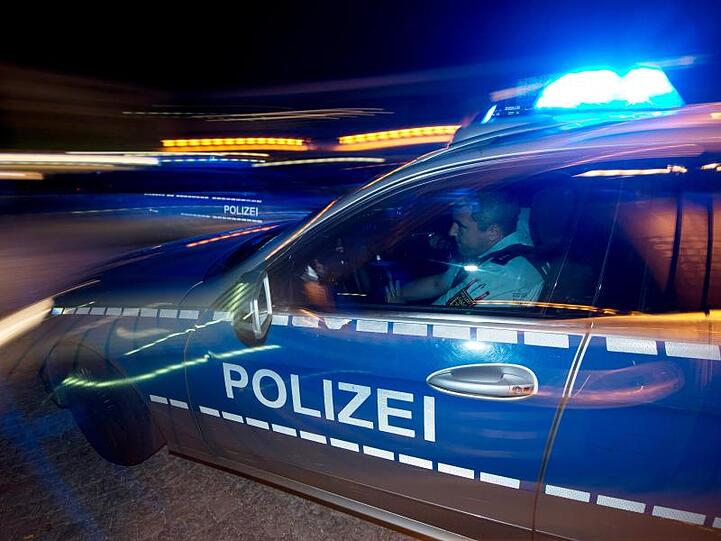 Eine Polizeistreife fährt zu einem Einsatz. Foto: Patrick Seeger/dpa/Symbolbild
