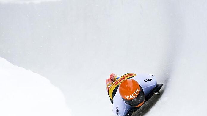 Skeletonpilot Alexander Gassner rast durch den Natureiskanal in St. Moritz.