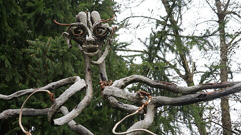 Balance im Wind: Sieben Meter hoch ist die "Medea vom Walchensee", die versteckt in einem Bogenhauser Garten steht und sich im Wind bewegt.