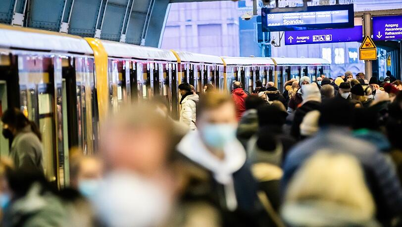 Bundesverkehrsminister Wissung sieht "Anpassungsbedarf für die Maskenpflicht in Bussen und Bahnen".