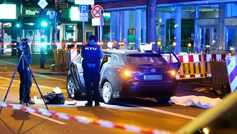 Ein Mann wurde von Unbekannten auf Rücksitz erschossen.