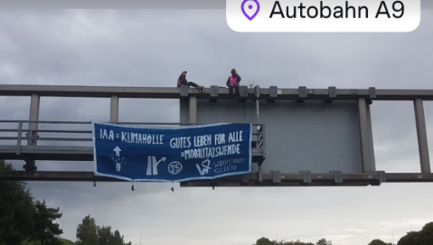 Aktivisten des "Widerstandskollektivs" haben am Donnerstagmorgen die A9 in Richtung München blockiert. Aktivisten des "Widerstandskollektivs" haben am Donnerstagmorgen die A9 in Richtung München blockiert.