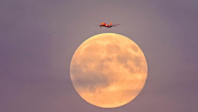 Viele Menschen haben das Gefühl, der Vollmond würde ihren Schlaf beeinflussen. Was ist dran an diesem Mythos und wann ist der nächste Vollmond? Viele Menschen haben das Gefühl, der Vollmond würde ihren Schlaf beeinflussen. Was ist dran an diesem Mythos und wann ist der nächste Vollmond?