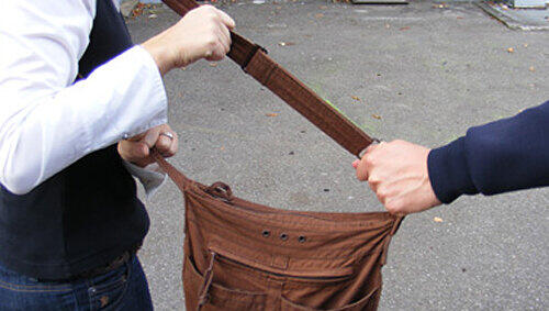 Der gemeine Handtaschenräuber wird wohl länger als nur sieben Jahre im Knast landen. Der gemeine Handtaschenräuber wird wohl länger als nur sieben Jahre im Knast landen.