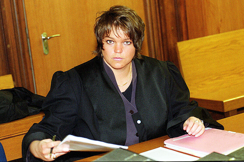 Die Juristin Annette von Stetten (42) und Rechtsanwalt Andreas von Máriássy (56) vertreten die Eltern von Chiara und Sharon als Nebenkläger. Die Nebenklage gibt Opfern und Hinterbliebenen eine Stimme. Nebenkläger haben ein Recht auf Akteneinsicht, außerdem können sie die ganze Zeit im Gerichtssaal bleiben, Beweisanträge stellen und sie haben das Recht auf ein Schlußwort.
Annette von Stetten ist seit 12 Jahren Strafverteidigerin, 2010 vertrat sie die Eltern von Dominik Brunner (&dagger;50).
