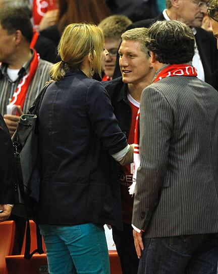 Bayern-Star Bastian Schweinsteiger begrüßt Padberg.
