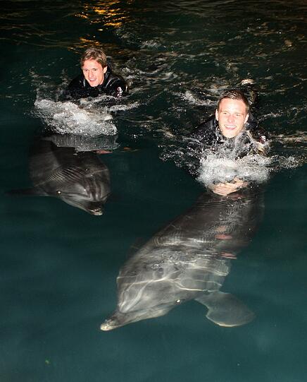 Für die Löwen ging's am Mittwoch noch tierisch zu: Im Delfinarium durften sie mit Flipper & Co. eine Runde schwimmen.