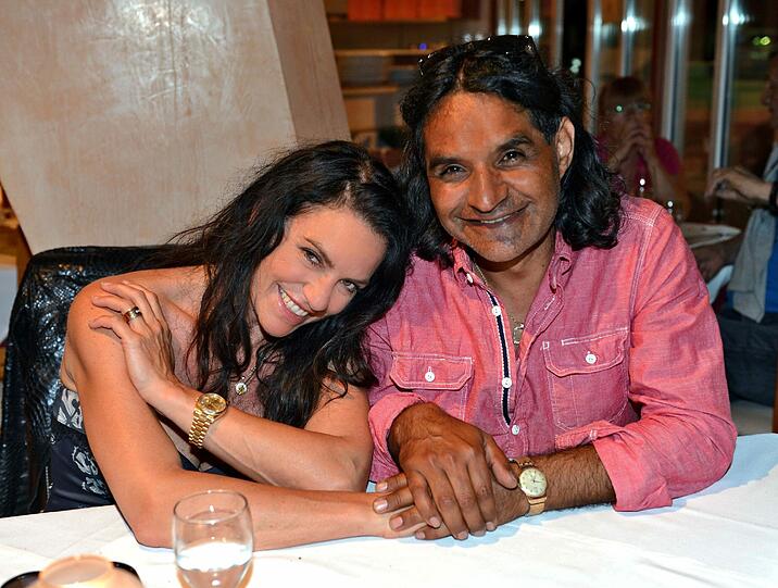 Nach wie vor sehr glücklich: Christine Neubauer und ihr Lebensgefährte José Campos halten Händchen in ihrem Lieblings-Restaurant &bdquo;Trattoria & Pizzeria Modigliani&ldquo; in Palma Nova auf Mallorca.