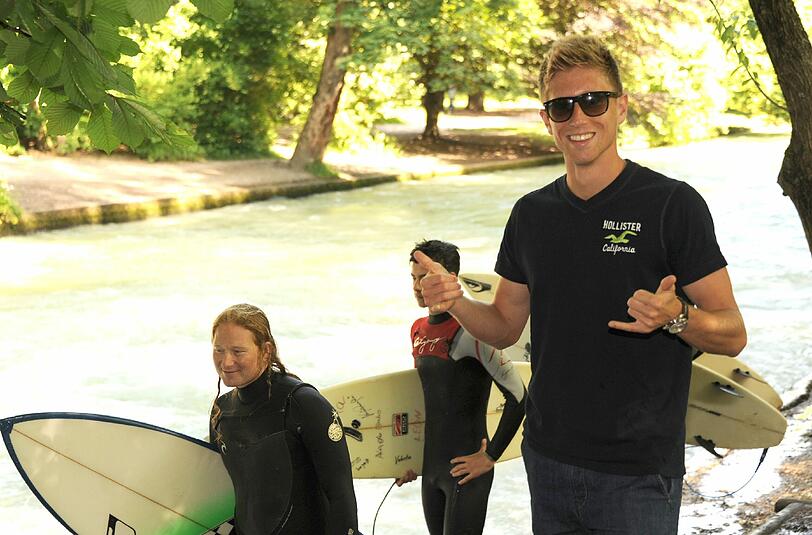 1860-Außenverteidiger Sebastian Hertner macht den Surfergruß an seinem Münchner Lieblingsplatz &ndash; der Eisbach-Welle.