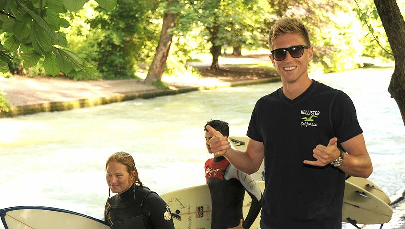 1860-Außenverteidiger Sebastian Hertner macht den Surfergruß an seinem Münchner Lieblingsplatz – der Eisbach-Welle. 1860-Außenverteidiger Sebastian Hertner macht den Surfergruß an seinem Münchner Lieblingsplatz – der Eisbach-Welle.