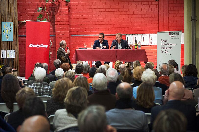 Lesung im überfüllten Weinkontor im Schlachthof (von links): Moderator Herbert Stiglmaier, AZ-Chefredakteur Arno Makowsky, Weinhändler und Buchautor Gerd Rindchen.