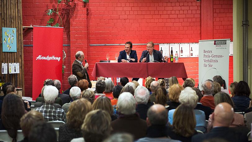 Lesung im überfüllten Weinkontor im Schlachthof (von links): Moderator Herbert Stiglmaier, AZ-Chefredakteur Arno Makowsky, Weinhändler und Buchautor Gerd Rindchen. Lesung im überfüllten Weinkontor im Schlachthof (von links): Moderator Herbert Stiglmaier, AZ-Chefredakteur Arno Makowsky, Weinhändler und Buchautor Gerd Rindchen.