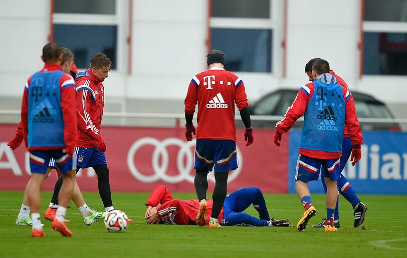 Der FCB-Schock in Bildern - hier wird der verletzte Philipp Lahm beim Training abtransportiert!